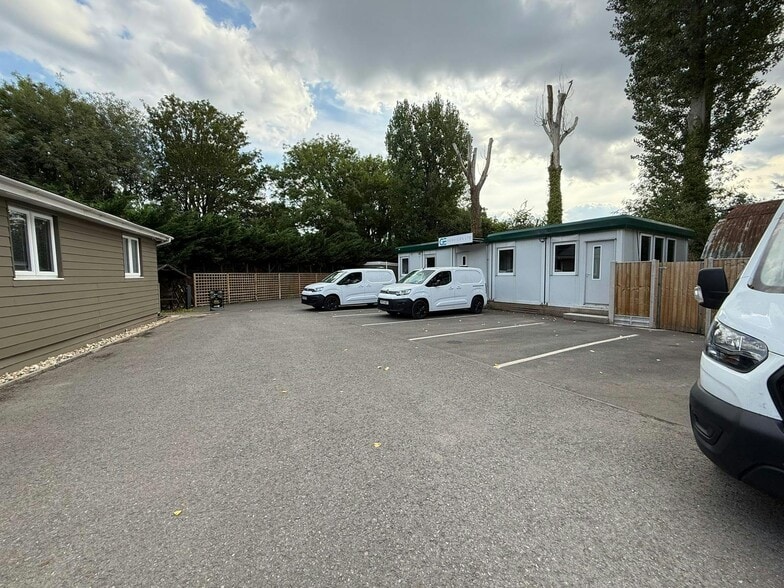 Dutton Lane, Eastleigh to rent - Building Photo - Image 2 of 6