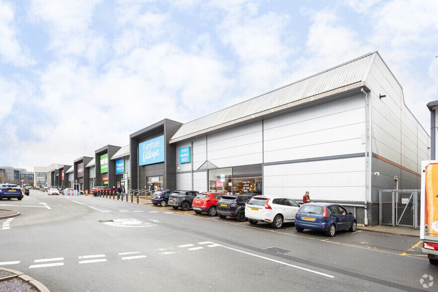 County Oak Way, Crawley for sale - Primary Photo - Image 1 of 1