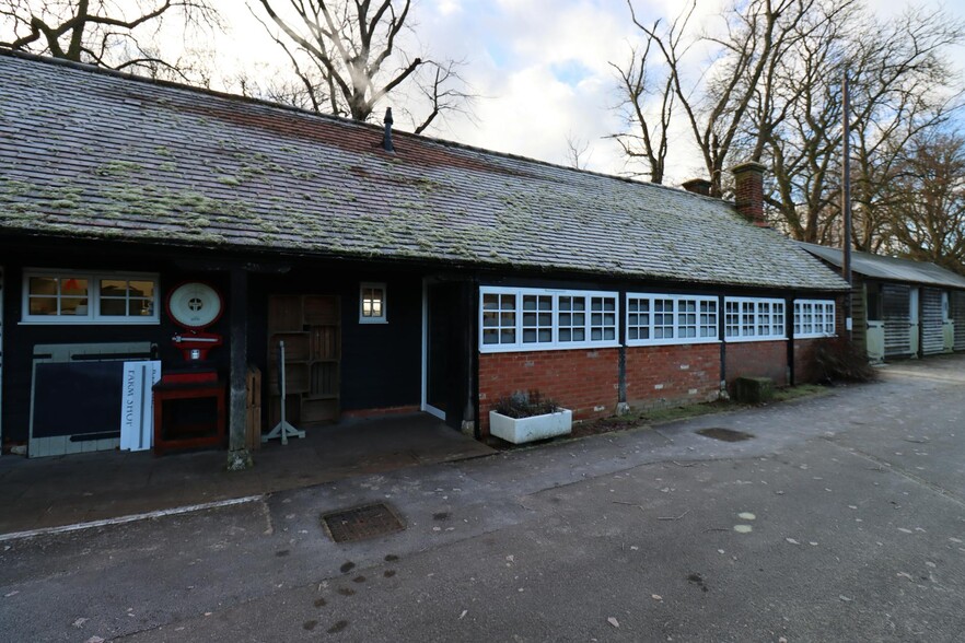 Thame Rd, Long Crendon for rent - Building Photo - Image 1 of 2