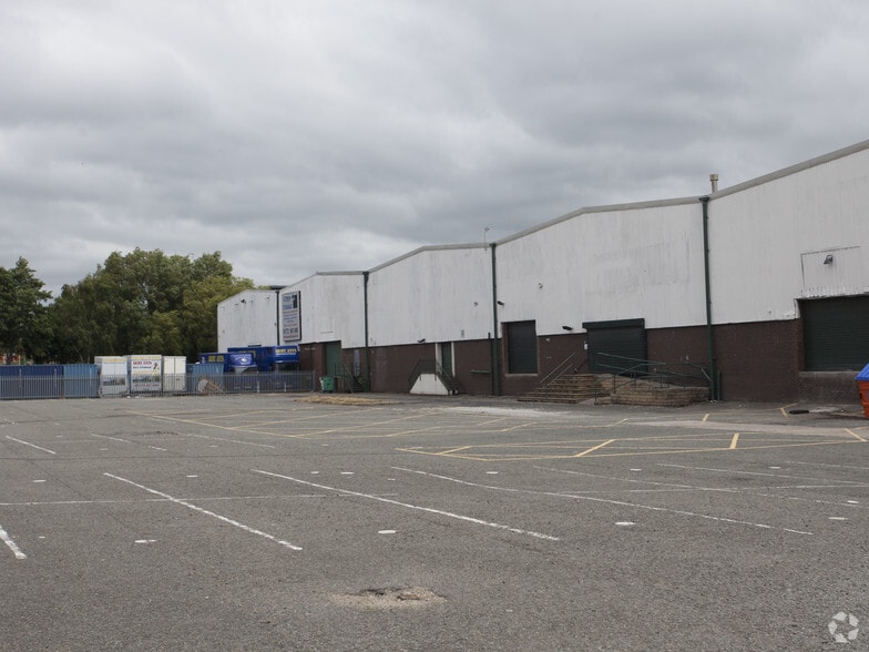 Miller St, Preston to rent - Building Photo - Image 2 of 3