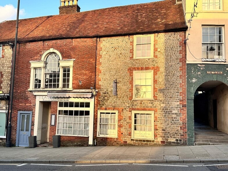 28 High St, Warminster to rent - Primary Photo - Image 1 of 1