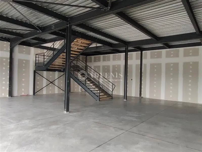Location Entrepôt 663 m² - Photo 1