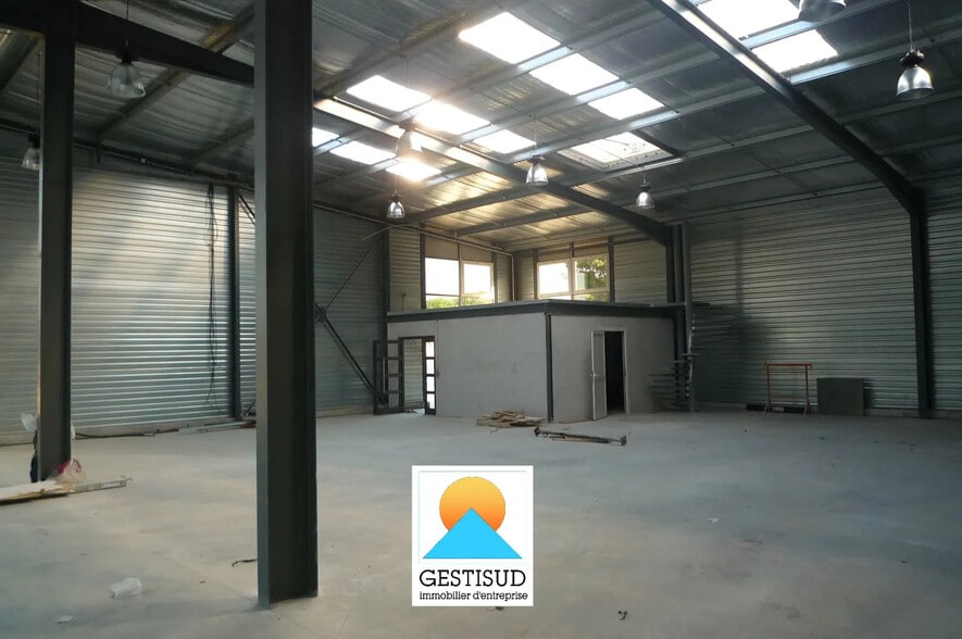 Light Industrial in Signes to rent - Interior Photo - Image 3 of 3