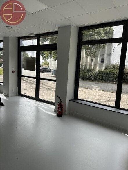 Retail in Labège to rent - Interior Photo - Image 3 of 10