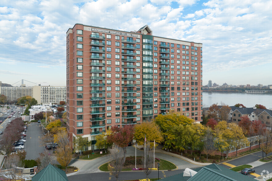 100 Tower Dr, Edgewater, NJ for rent - Primary Photo - Image 1 of 57