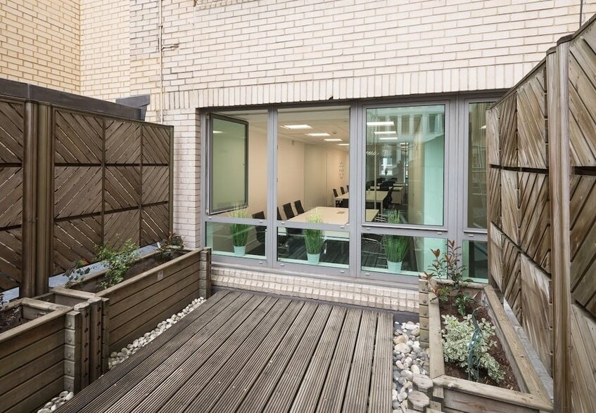 43 London Wall, London to rent - Building Photo - Image 3 of 8