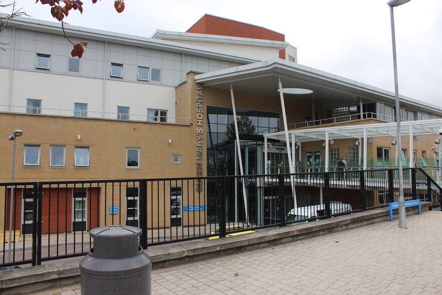 Roehampton Lane, London to rent - Building Photo - Image 3 of 5