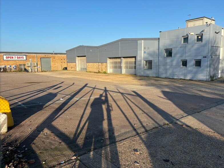 2-6 Bilton Way, Luton for sale - Building Photo - Image 1 of 1