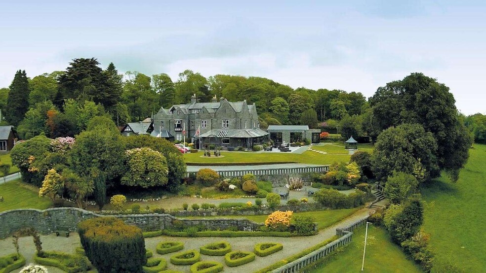 A497 Main Rd, Criccieth for sale - Primary Photo - Image 1 of 32
