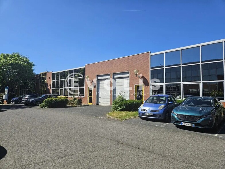 Light Industrial in Les Ulis to rent - Building Photo - Image 3 of 3