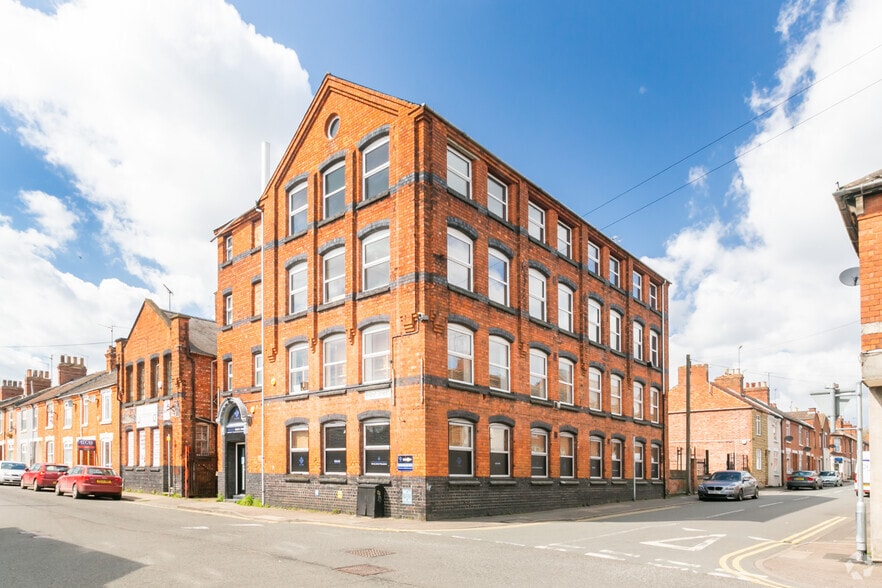 143 Regent St, Kettering to rent - Primary Photo - Image 1 of 13