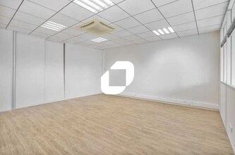 Office in Champagne-au-Mont-d'Or to rent Interior Photo- Image 2 of 5