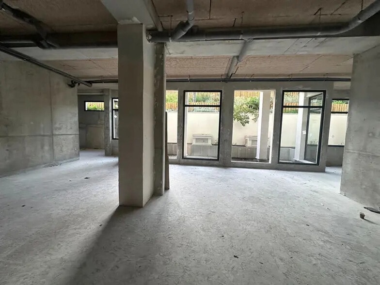 Retail in Clichy to rent - Building Photo - Image 2 of 9