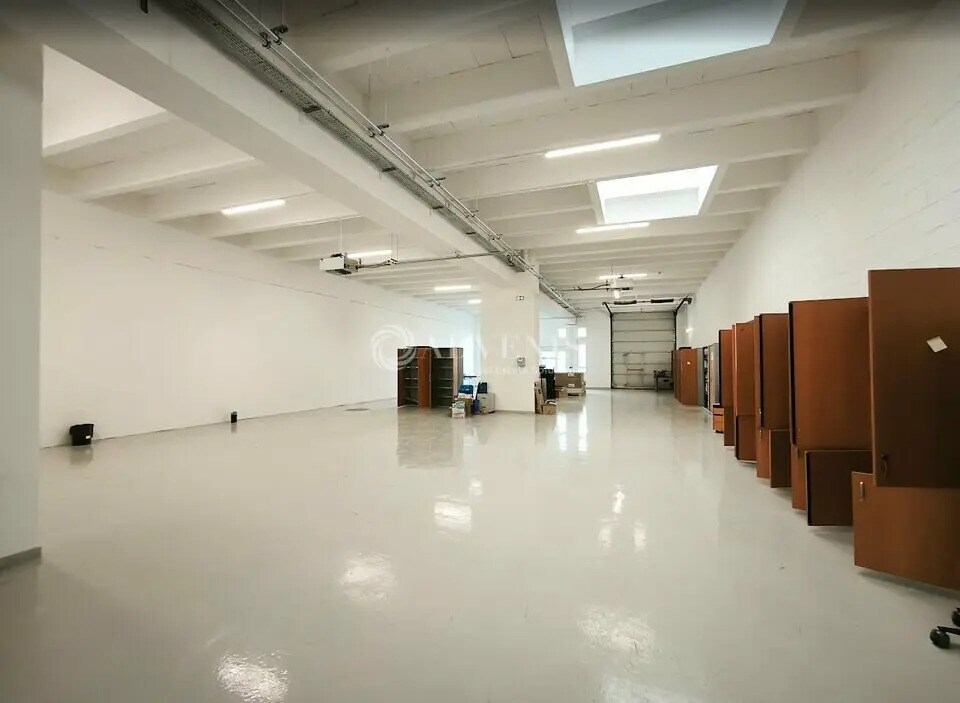 Light Industrial in Rungis to rent Interior Photo- Image 1 of 2