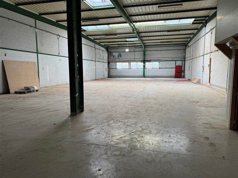 Light Industrial in Lognes to rent - Interior Photo - Image 2 of 3