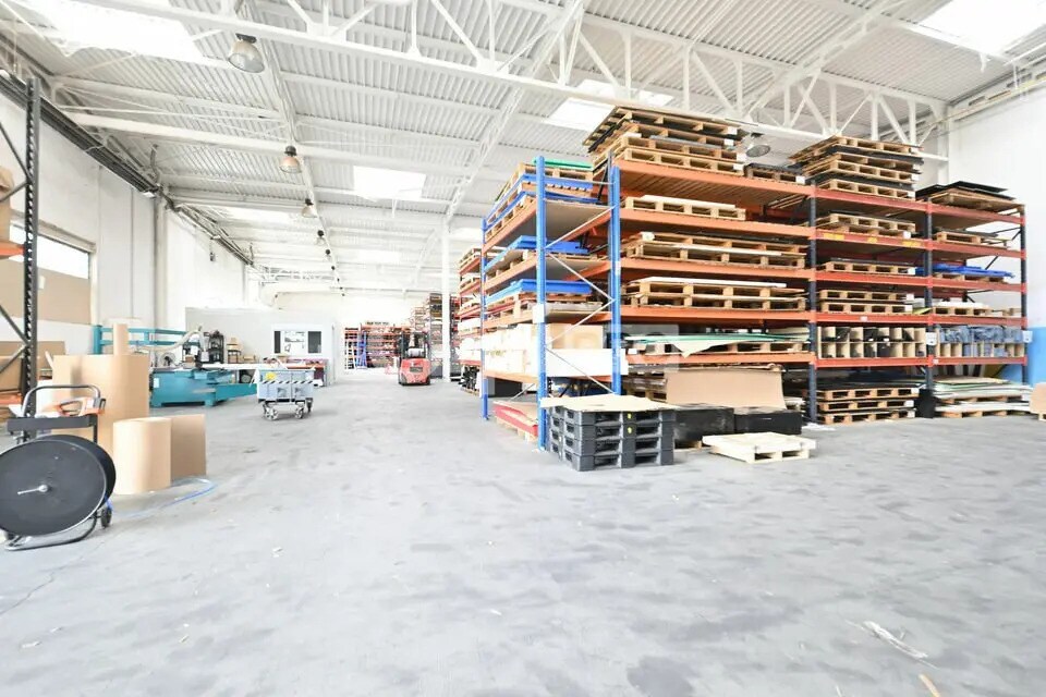 Light Industrial in Saint-Priest to rent Interior Photo- Image 1 of 5