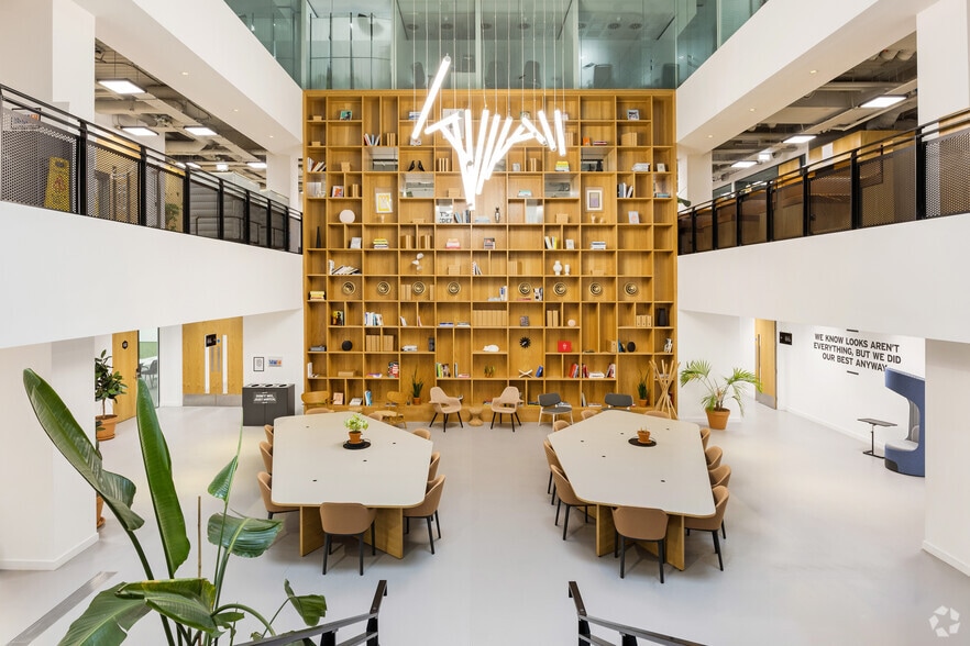 35 New Broad St, London to rent - Interior Photo - Image 1 of 29