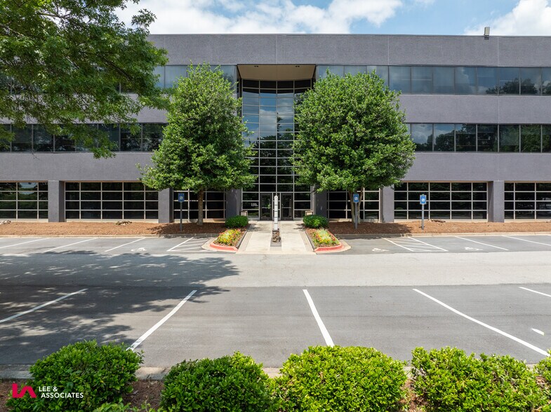 7840 Roswell Rd, Sandy Springs, GA for rent - Building Photo - Image 2 of 33