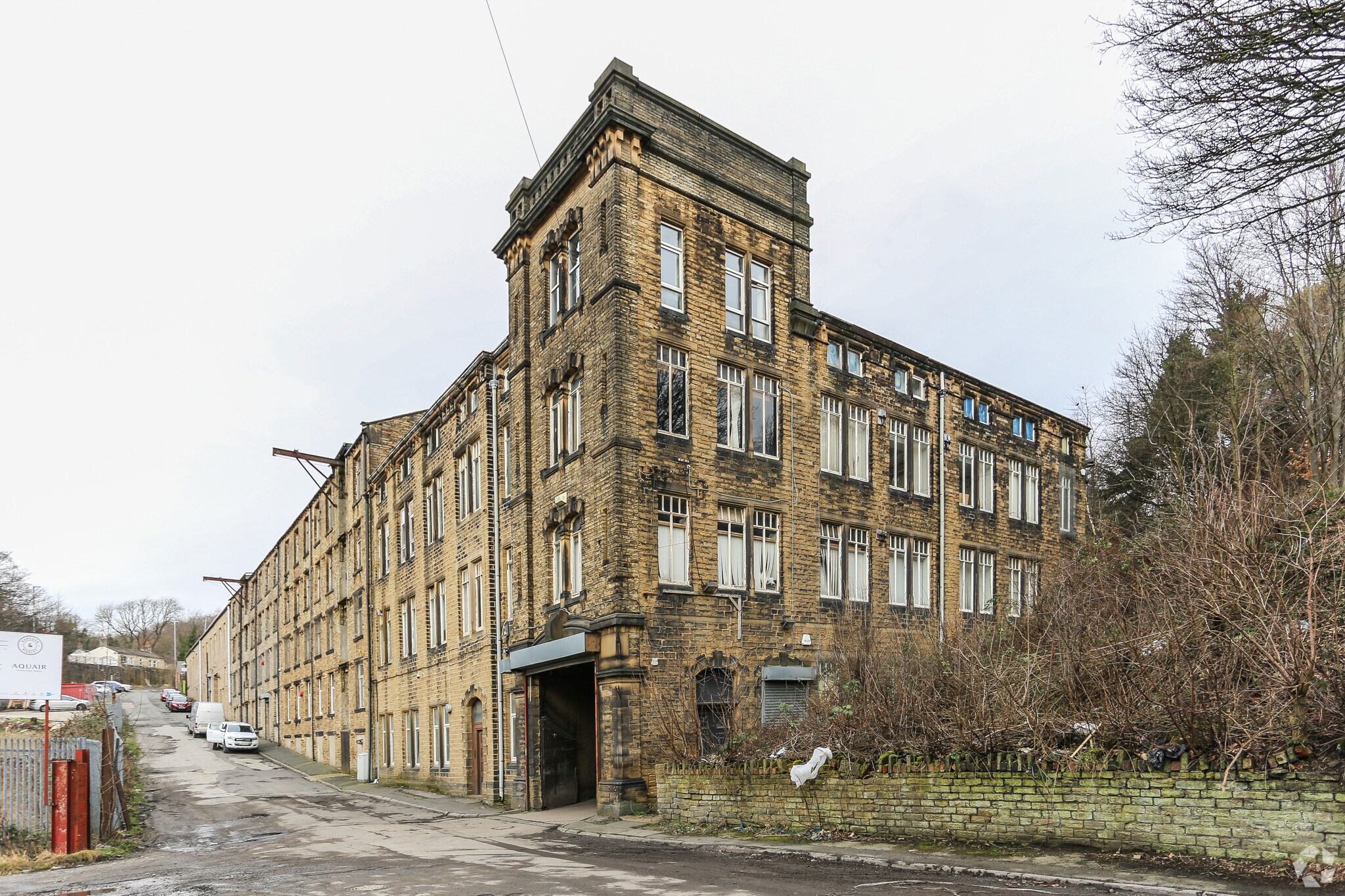Bradford Rd, Huddersfield for sale Primary Photo- Image 1 of 1
