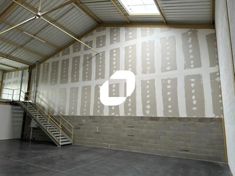 225 Avenue Des Marronniers, Bourgoin-Jallieu for sale - Interior Photo - Image 3 of 30