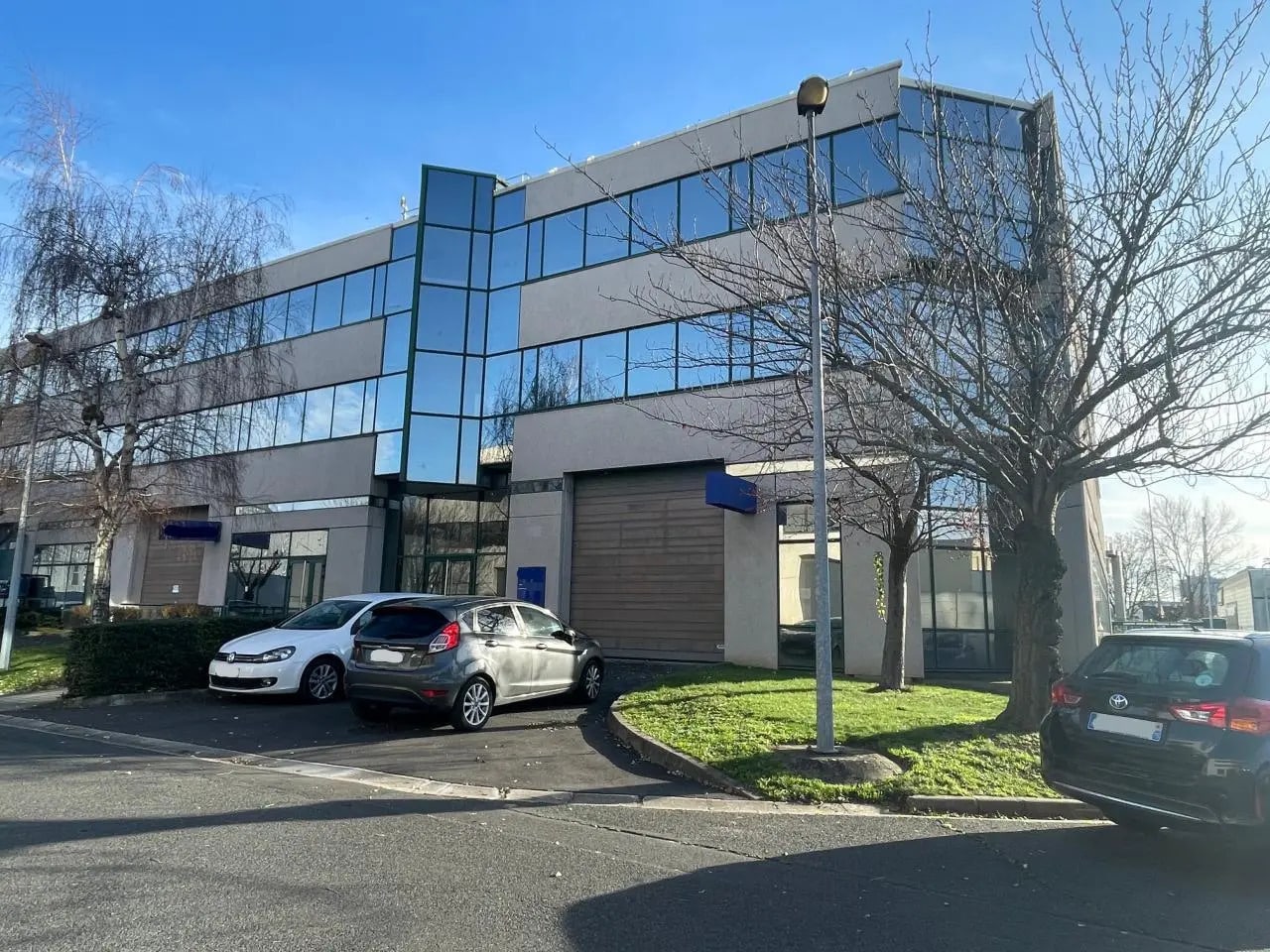 Light Industrial in Colombes to rent Primary Photo- Image 1 of 19