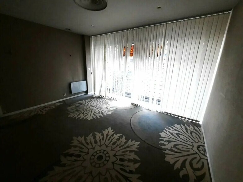 Retail in Rouen to rent - Interior Photo - Image 3 of 9