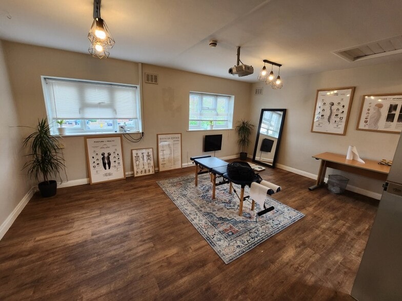 77-79 Dedworth Rd, Windsor to rent - Interior Photo - Image 3 of 8