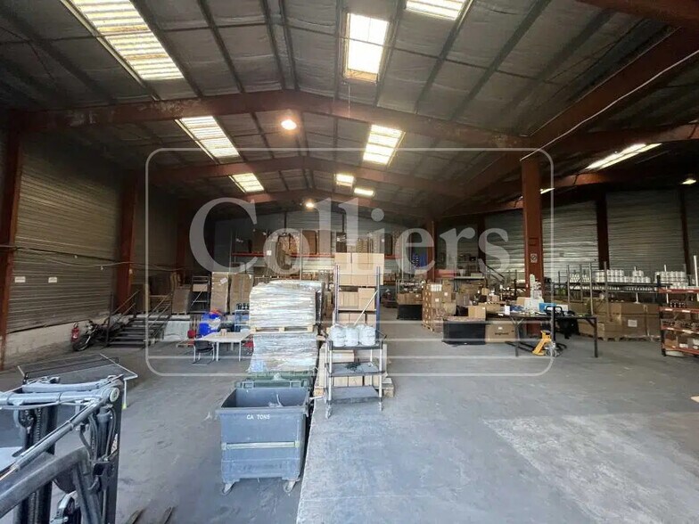 Light Industrial in Aix-en-Provence to rent - Interior Photo - Image 2 of 15