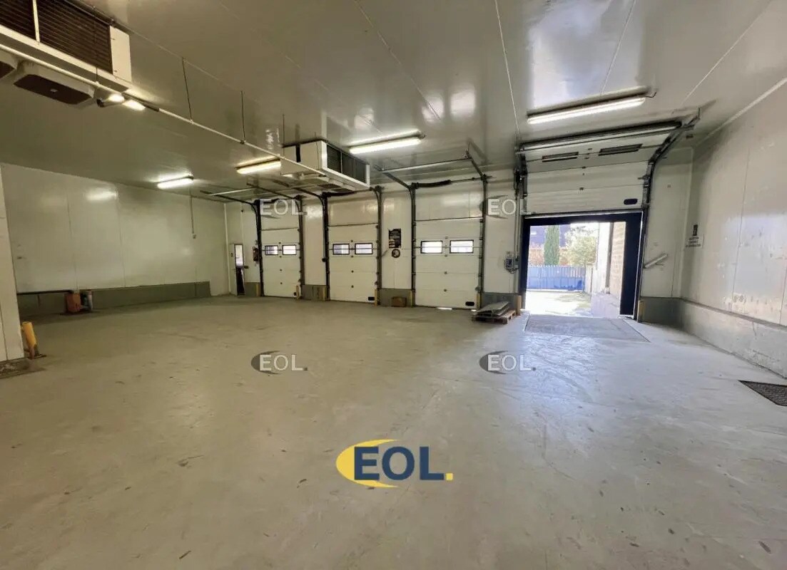 Light Industrial in Montreuil for sale Interior Photo- Image 1 of 10