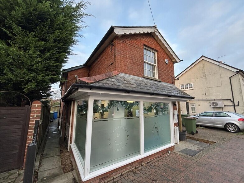 32 High St, Botley for sale - Primary Photo - Image 1 of 6
