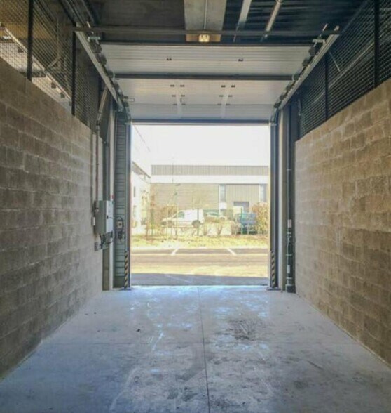 Light Industrial in Bailly-Romainvilliers to rent - Building Photo - Image 2 of 5