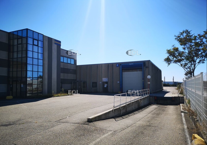 Industrial in Chaponnay to rent - Building Photo - Image 1 of 14