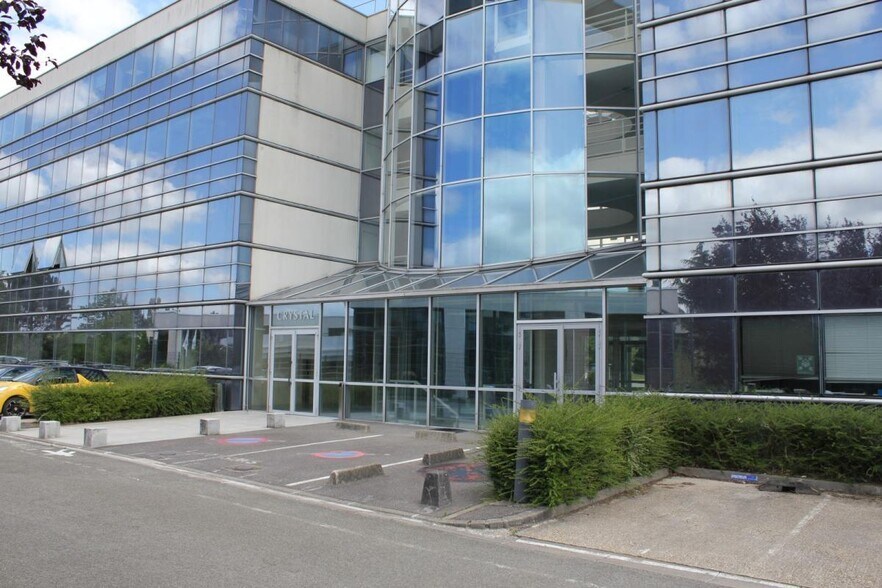 6 Rue Hélène Boucher, Guyancourt to rent - Building Photo - Image 3 of 7