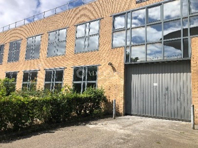 39 Avenue Des 3 Peuples, Montigny-le-Bretonneux to rent Building Photo- Image 1 of 8