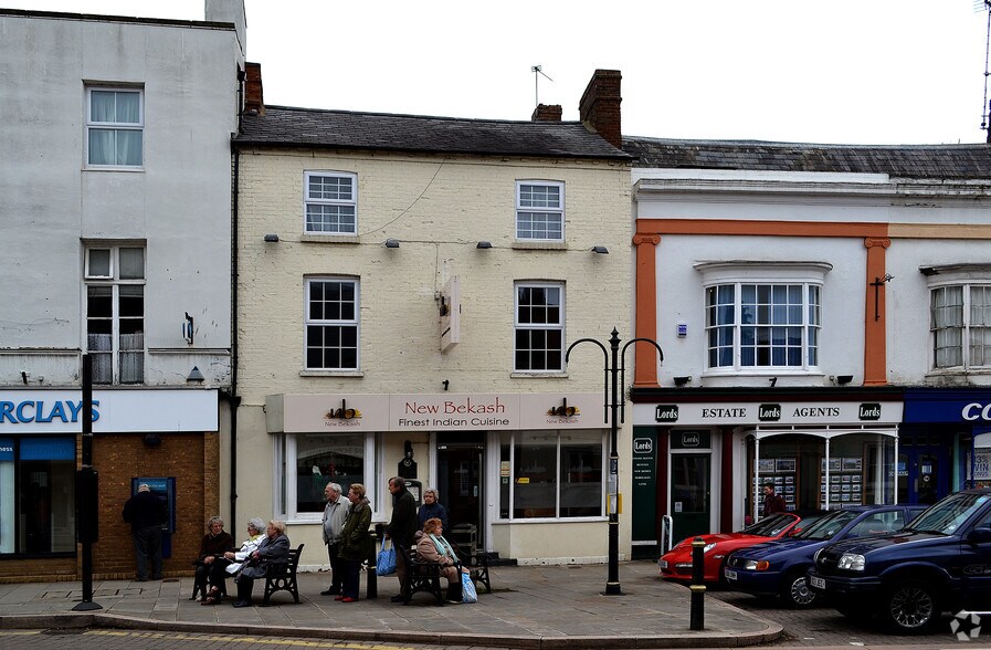 102 Watling St, Towcester to rent - Building Photo - Image 2 of 4