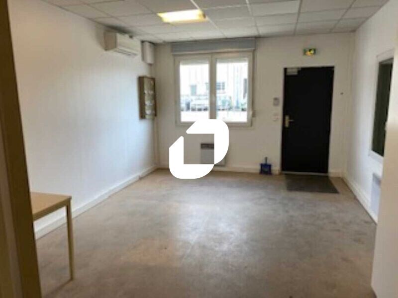 Light Industrial in Morainvilliers to rent Interior Photo- Image 1 of 2