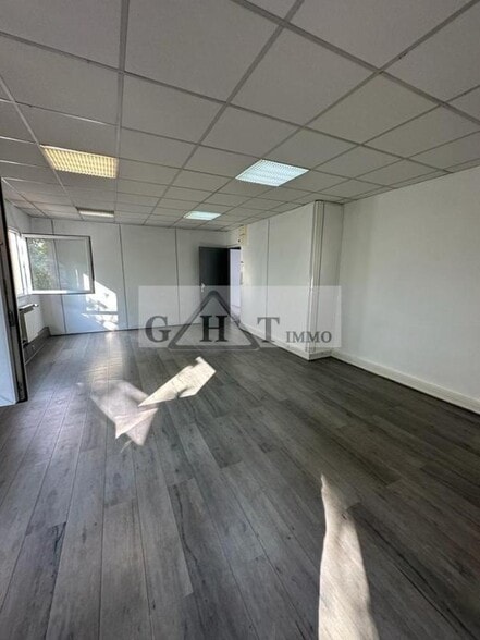 Office in Bonneuil-sur-Marne to rent - Interior Photo - Image 1 of 4