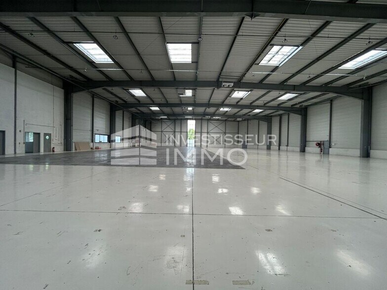 Industrial in Le Mesnil-Amelot to rent - Building Photo - Image 3 of 10