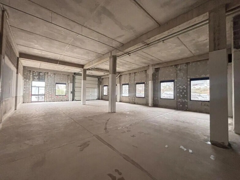 Light Industrial in Vitrolles to rent - Interior Photo - Image 2 of 11