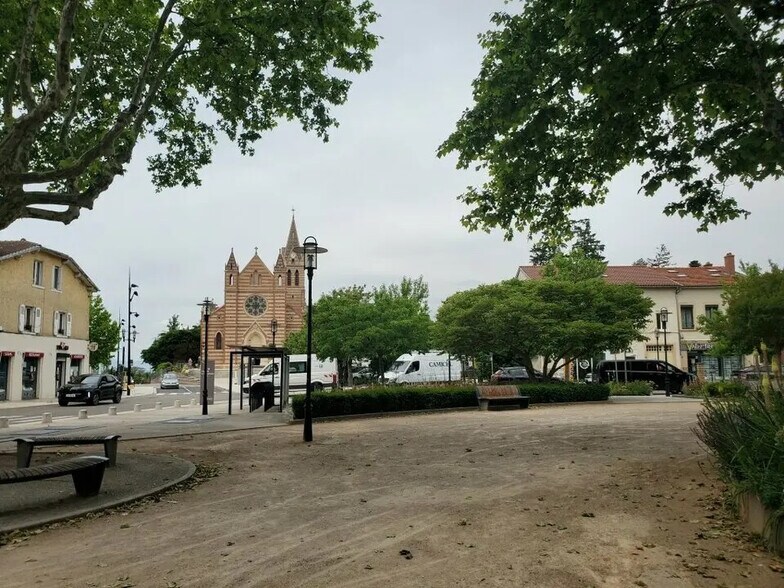 Office in Genas to rent - Building Photo - Image 1 of 6