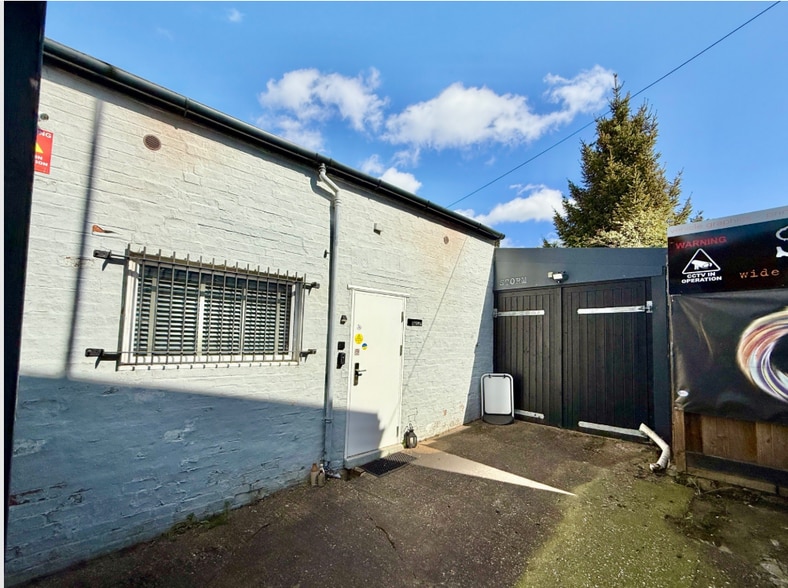 15A Leslie Rd, Northampton for sale - Building Photo - Image 2 of 3