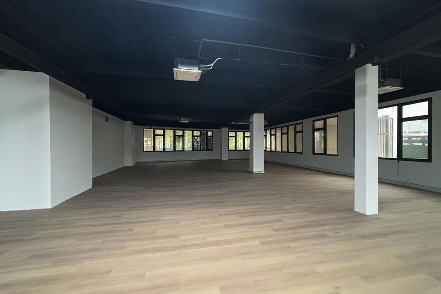 Light Industrial in Arcueil to rent - Interior Photo - Image 3 of 6