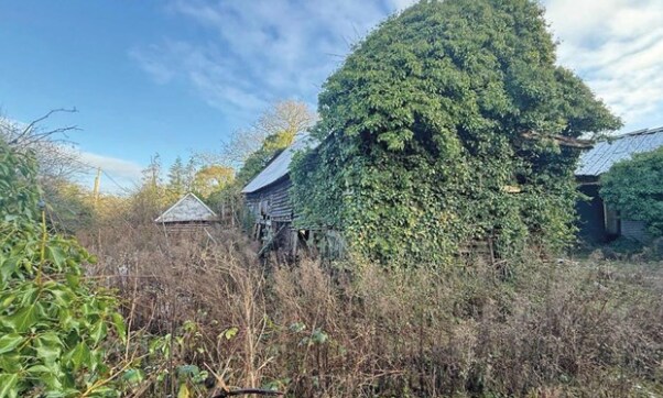 1 Bonnetts Ln, Lowfield Heath for sale Primary Photo- Image 1 of 1