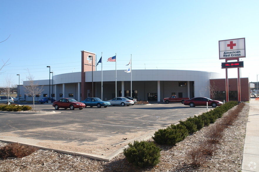 1900 E Douglas Ave, Wichita, KS for rent - Primary Photo - Image 1 of 13