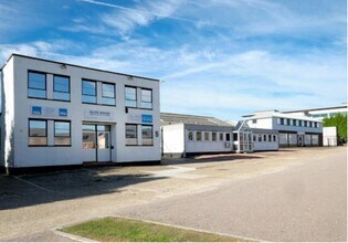 Hill Farm Av, Watford to rent Building Photo- Image 2 of 6