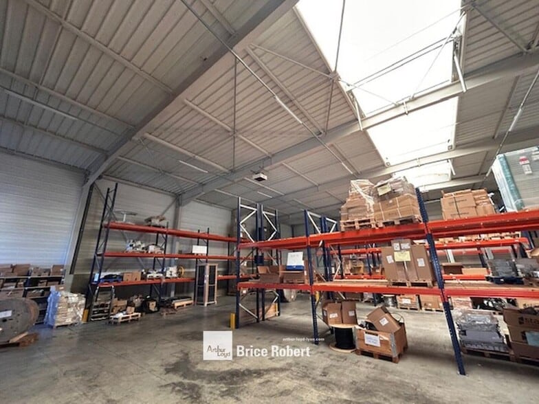 Light Industrial in Toussieu to rent - Interior Photo - Image 2 of 8