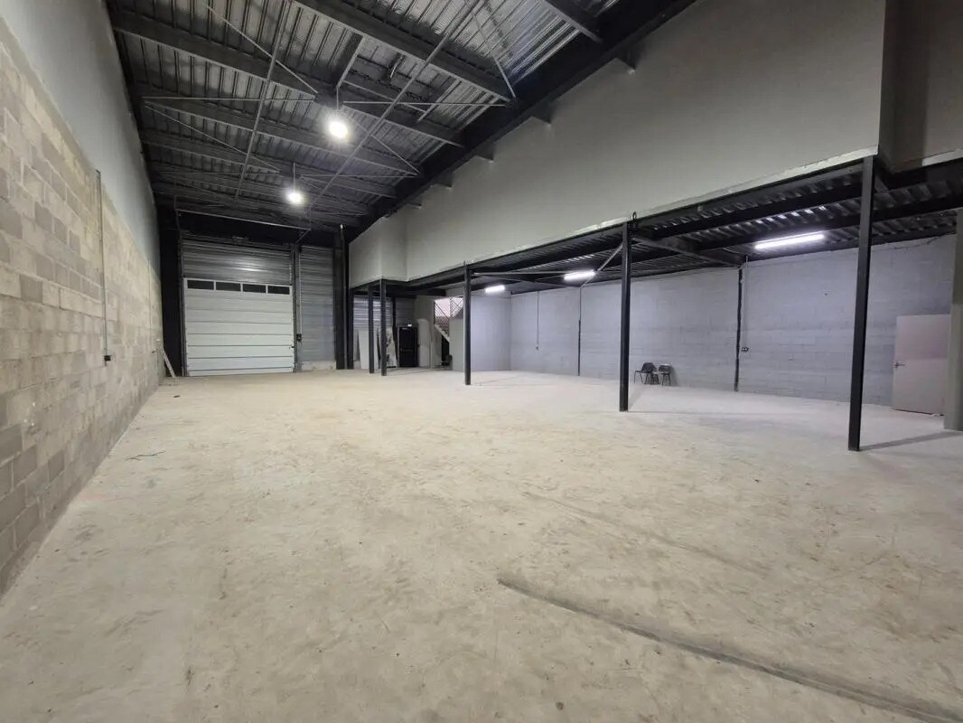 Industrial in Villeneuve-sous-Dammartin to rent Interior Photo- Image 1 of 5