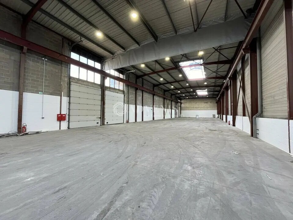 Light Industrial in Le Thillay to rent Building Photo- Image 1 of 11