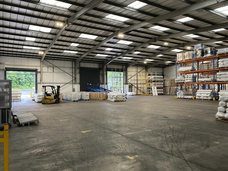 Millshaw Park Ave, Leeds to rent - Interior Photo - Image 2 of 6