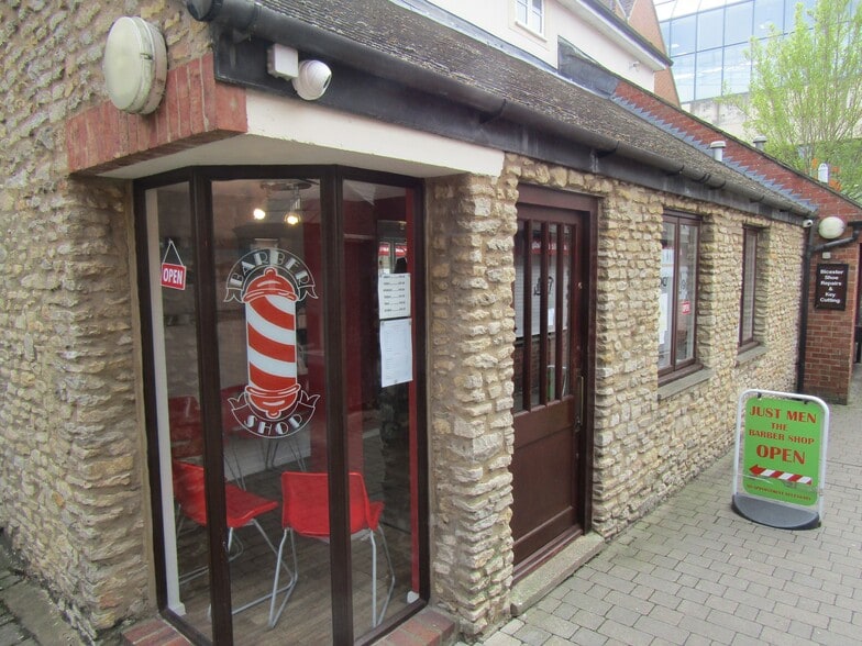 1 & 9 Evans Yard, Bicester for sale - Building Photo - Image 2 of 2